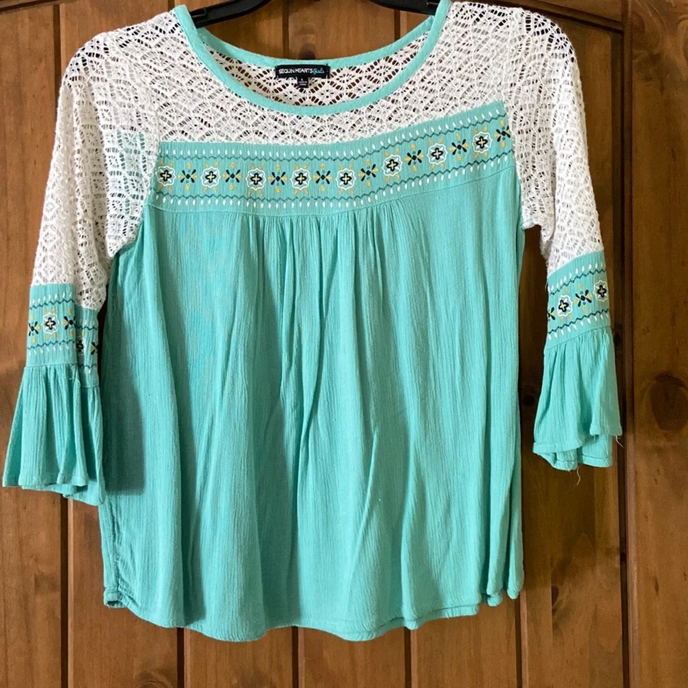 Girls Bell Sleeve Top with lace shoulders Excellent Used Condition! size L